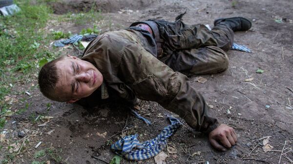Раненый украинский военный, взятый в плен в ходе боя за город Шахтерск
