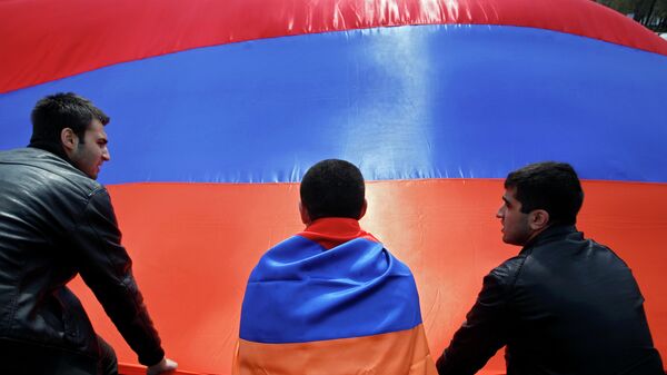 Люди на фоне флага Армении. Архивное фото