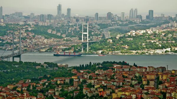 Мост через пролив Босфор, соединяющий азиатскую и европейскую части города Стамбула