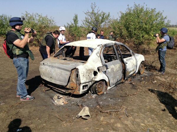 Сгоревший автомобиль на месте гибели фотокорреспондента МИА Россия сегодня Андрея Стенина Сгоревший автомобиль на месте гибели фотокорреспондента МИА Россия сегодня Андрея Стенина