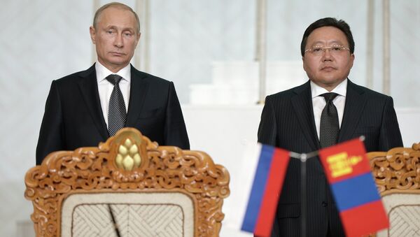 Президент России Владимир Путин (слева) и президент Монголии Цахиагийн Элбэгдорж. Архивное фото
