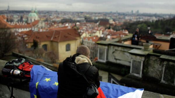 Человек с флагами Чехии и Евросоюза в Праге, архивное фото