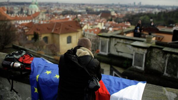 Человек с флагами Чехии и Евросоюза в Праге. Архивное фото
