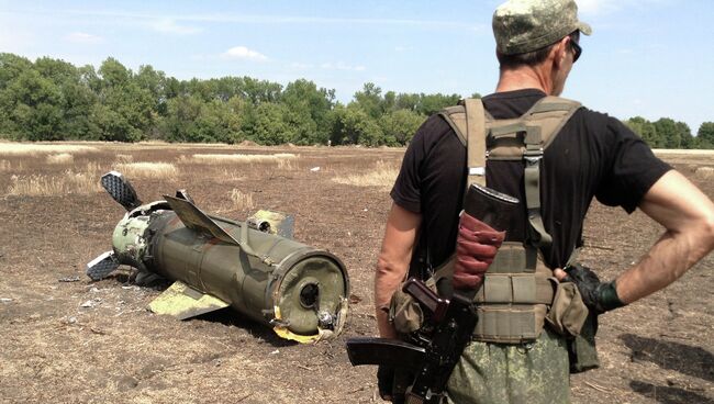 Ополченец Донецкой народной республики (ДНР) у ракеты Точка-У. Архивное фото