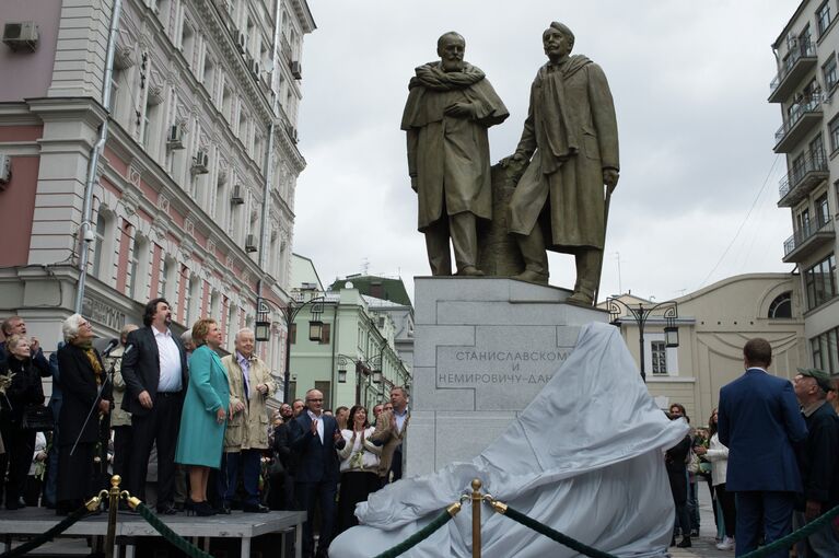 Открытие памятника основателям Московского Художественного театра К.С.Станиславскому и В.И.Немировичу-Данченко