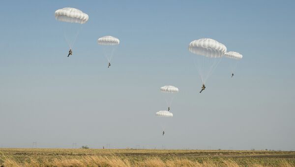 Военные прыгают с парашютом. Архивное фото