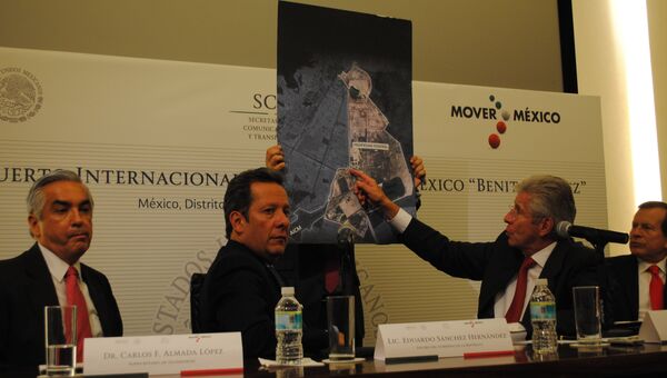 Министр транспорта Мексики Херардо Руис Эспарса представляет проект нового аэропорта Мехико