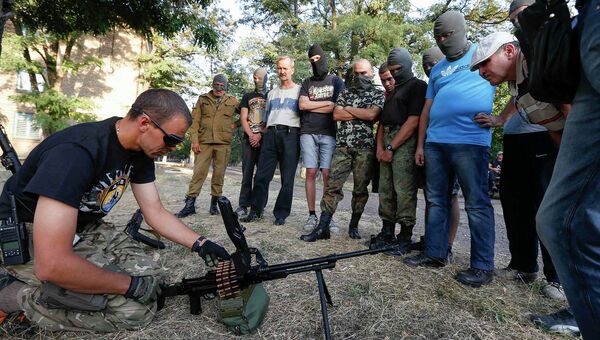 Инструктор работает с новобранцами батальона Азов в Мариуполе