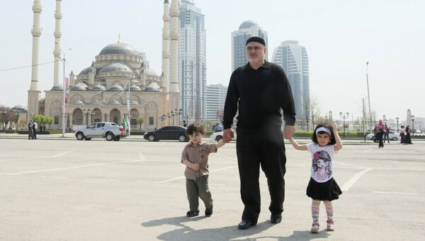 Мужчина с детьми на площади у мечети Сердце Чечни имени Ахмата Кадырова. Архивное фото