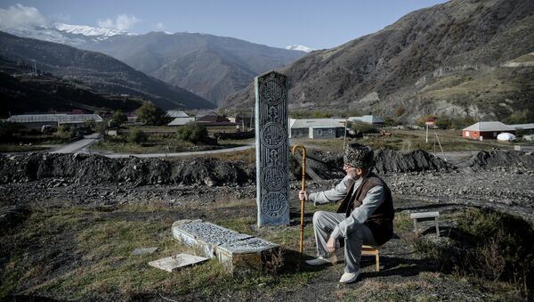 Пожилой мужчина в день праздника жертвоприношения Курбан-байрам в селе Итум-Кале