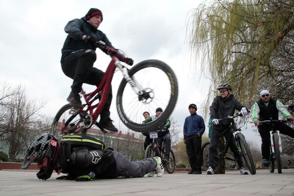 Подростки катаются на велосипедах в Грозном