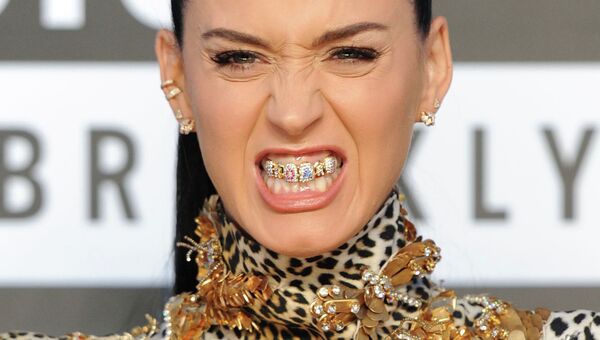 Американская певица, композитор, автор песен и актриса Кэти Перри демонстрирует украшения на зубах
