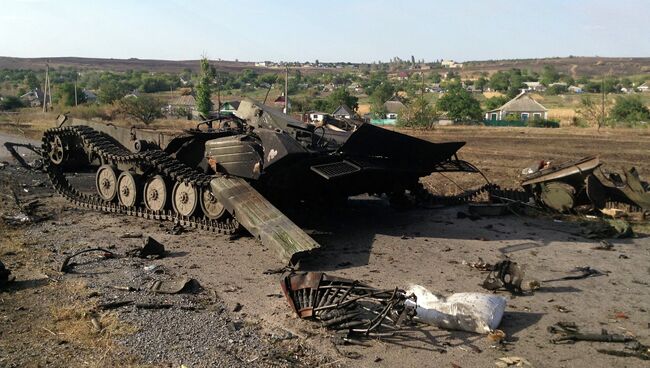 Сгоревшая украинская военная техника в селе Новоекатериновка. Архивное фото