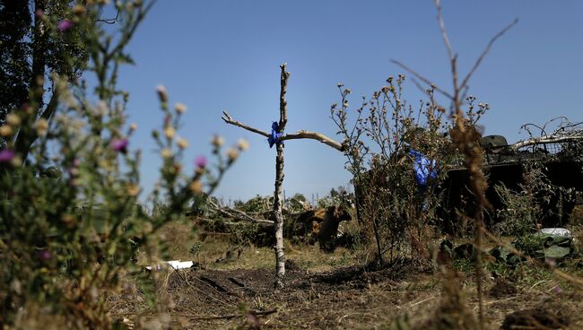 Могила украинского военного у села Осыково, Донецкая область. Архивное фото