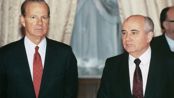 М. С. Горбачев и Дж. Бейкер в Кремле