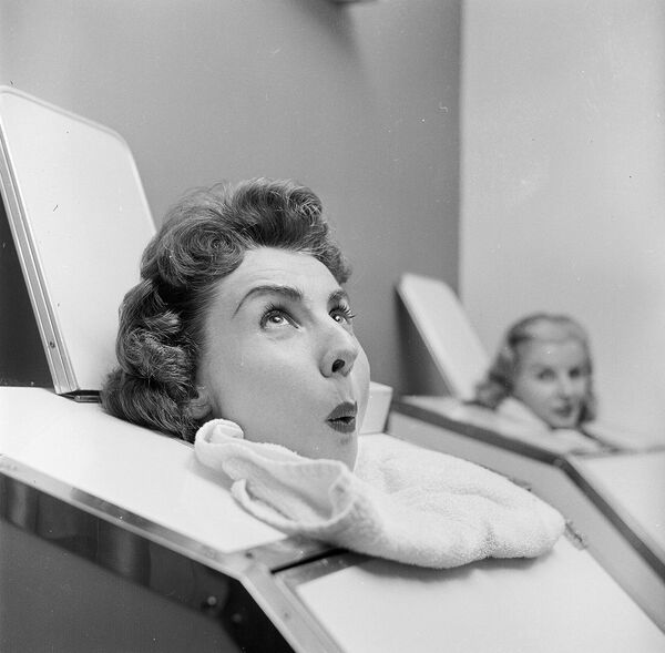 Американская актриса театра Лола Фишер в паровой камере, 1955 год