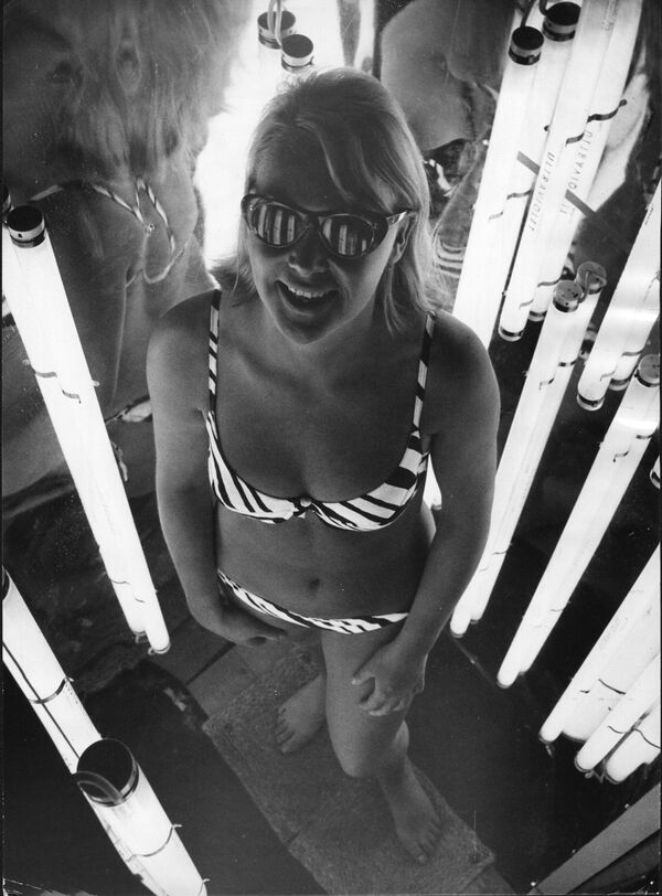Женщина в солярии, 1964 год