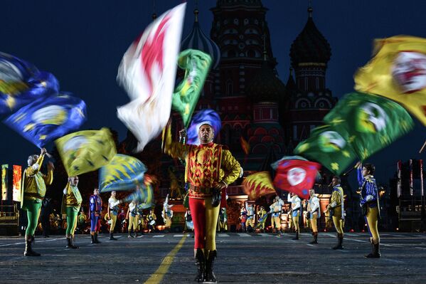 Сводная группа флагоносцев (Италия) во время подготовки к открытию Международного военно-музыкального Фестиваля Спасская башня