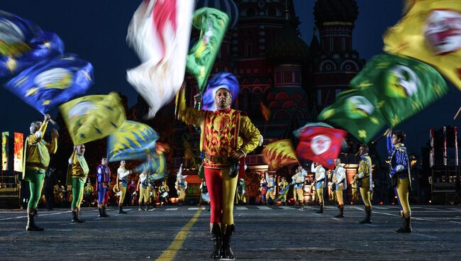 Сводная группа флагоносцев (Италия) во время подготовки к открытию Международного военно-музыкального Фестиваля Спасская башня. Архивное фото