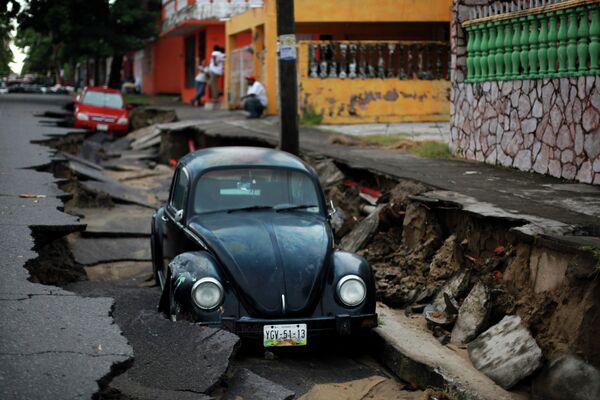 Автомобиль на разрушенной проливными дождями дороге в Веракруз, Мексика