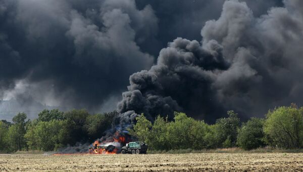 Военные машины горят на дороге у села Березовое, Донецкая область