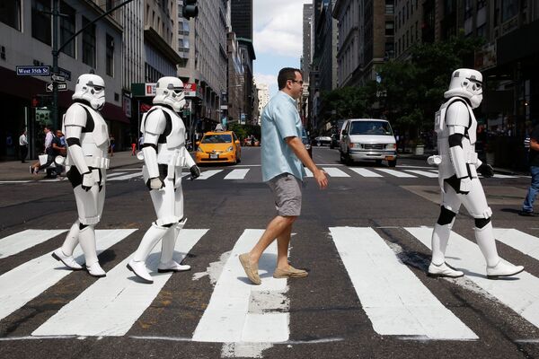Джаред Фогл переходит улицу вместе со штурмовиками из Звездных Войн