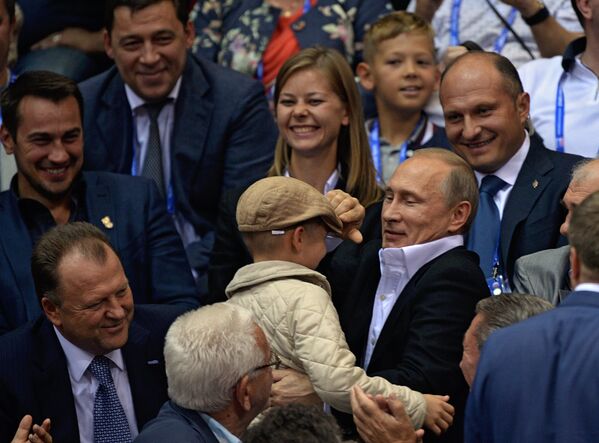 Владимир Путин фотографируется с мальчиком во время посещения Челябинска