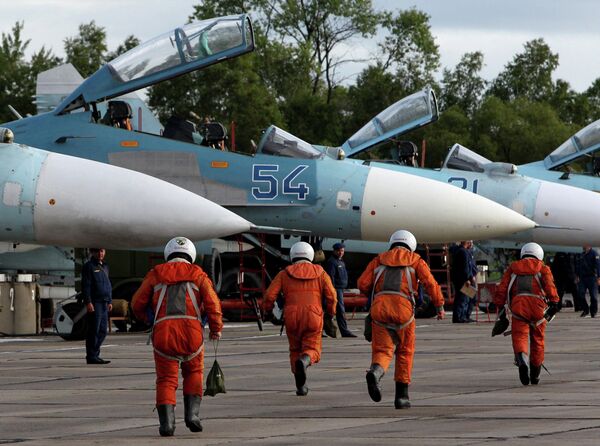 Истребители Су-27 перед взлетом во время учений системы материально-технического обеспечения Восточного военного округа