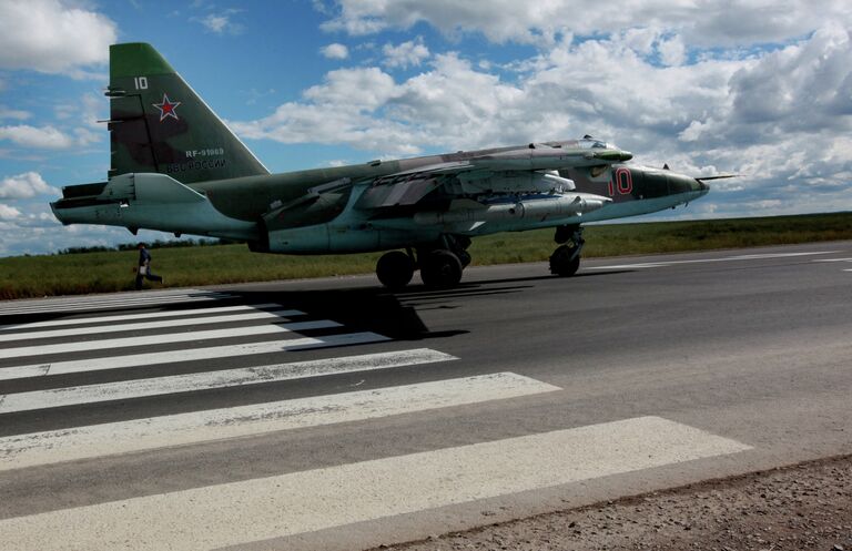 Штурмовик Су-25 Грач совершил посадку на федеральную трассу М-60 Уссури во время учений системы материально-технического обеспечения Восточного военного округа