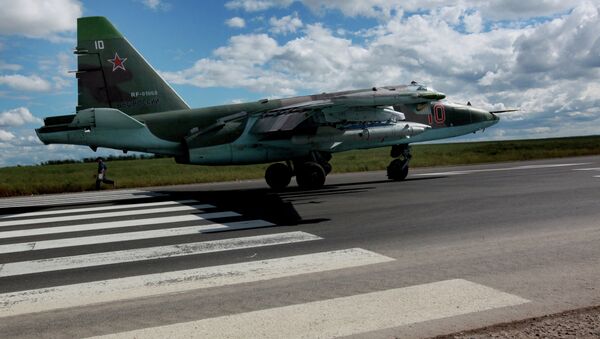 Штурмовик Су-25 Грач совершил посадку на федеральную трассу М-60 Уссури во время учений системы материально-технического обеспечения Восточного военного округа
