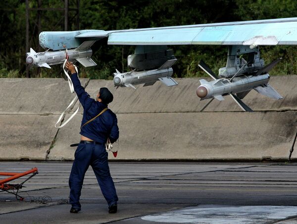 Авиационный специалист готовит истребитель Су-27 УБ к вылету во время учений системы материально-технического обеспечения Восточного военного округа