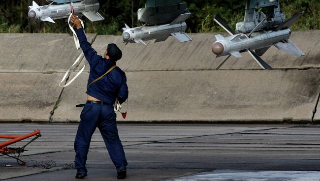 Авиационный специалист готовит истребитель Су-27 УБ к вылету во время учений системы материально-технического обеспечения Восточного военного округа