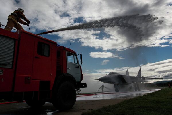 Ликвидация условного возгорания на самолете МиГ-31 во время учений системы материально-технического обеспечения Восточного военного округа