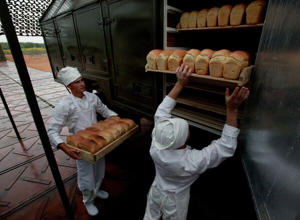 Военнослужащие загружают хлеб в автомобиль во время учений системы материально-технического обеспечения Восточного военного округа