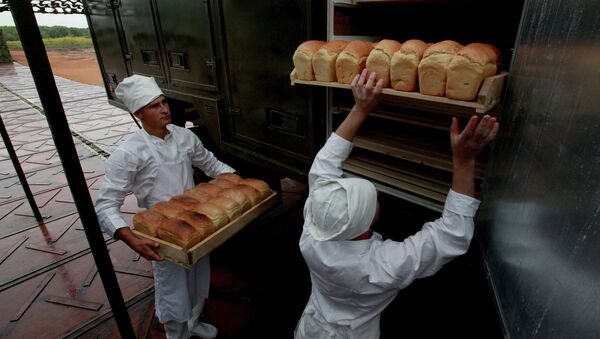 Военнослужащие загружают хлеб в автомобиль во время учений системы материально-технического обеспечения Восточного военного округа. Архивное фото