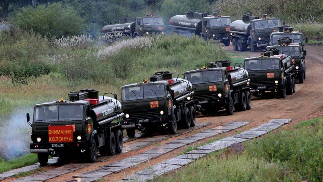 Колонна автомобилей-топливозаправщиков на марше во время учений системы материально-технического обеспечения Восточного военного округа