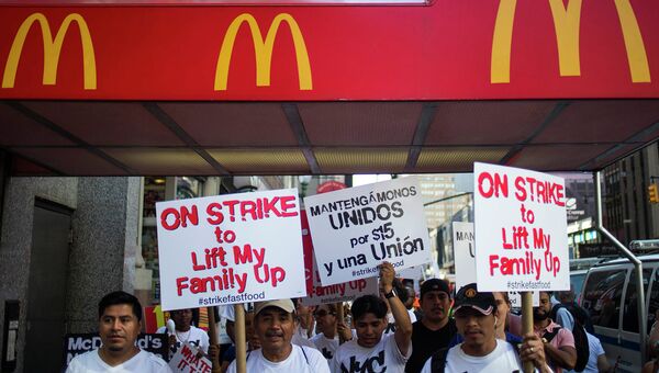 Работники ресторанов сети фастфуда в США вышли на забастовку