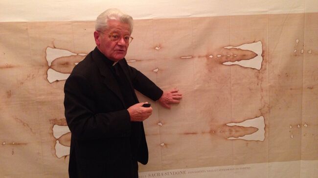 Монсеньор Джузеппе Гиберти у фото-копии Туринской плащаницы Монсеньор Джузеппе Гиберти у фото-копии Туринской плащаницы