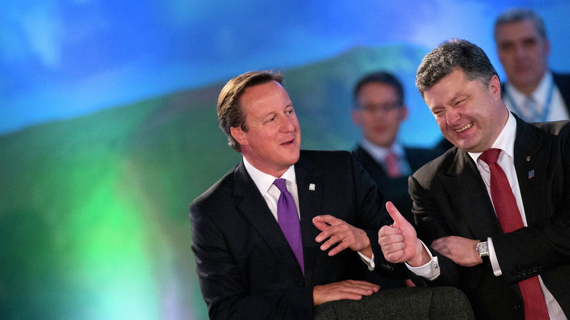 Дэвид Кэмерон и экс-президент Украины Петр Порошенко на саммите НАТО в Уэльсе. Архивное фото - РИА Новости, 1920, 08.06.2024