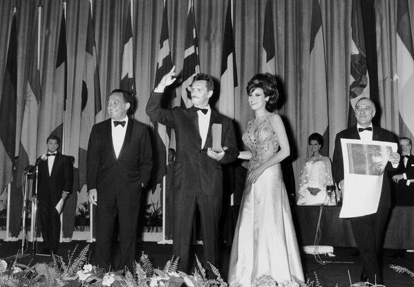 Пьетро Джерми получает награду от Ракель Уэлч на Каннском кинофестивале, 1966