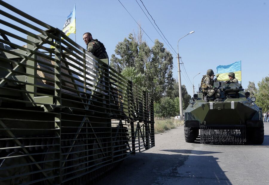 Украинские военные из батальона Азов в пригороде Мариуполя
