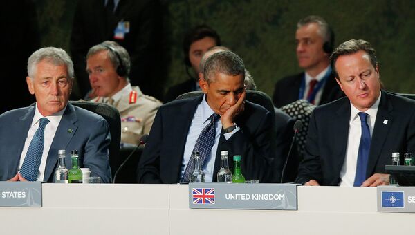 Министр обороны США Чак Хейгл, президент США Барак Обама и премьер-министр Великобритании Дэвид Кэмерон на встрече в рамках саммита НАТО в Уэльсе