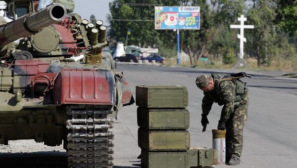 Украинский танк на одном из КПП возле города Мариуполь