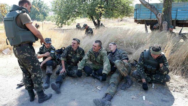 Украинские военные отдыхают на позиции возле Мариуполя