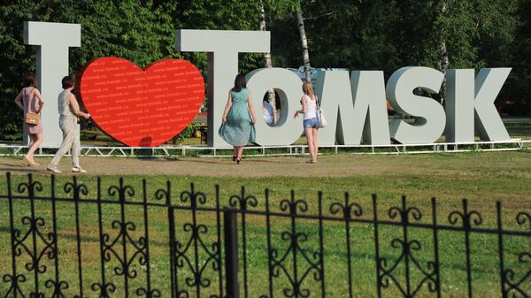 Конструкция в виде надписи I love Tomsk на Новособорной площади в Томске