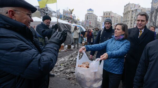 Помощник госсекретаря США по вопросам Европы и Евразии Виктория Нуланд раздает пирожки на Майдане. 11 декабря 2013