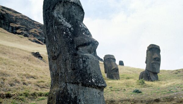 Памятники древнейшего полинезийского искусства - каменные изваяния - моаи. остров Пасхи. Архивное фото