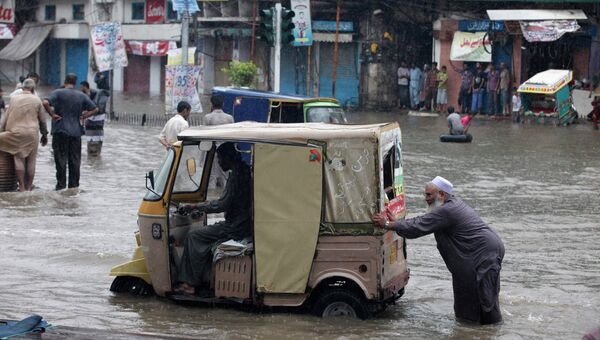 Затопленная в результате муссонных дождей дорога в Лахоре, Пакистан