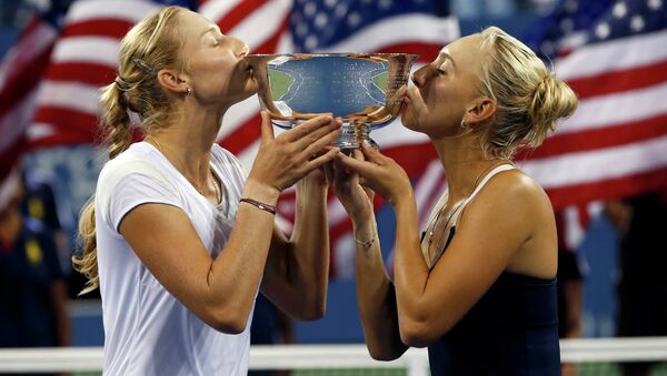 Российские теннисистки Екатерина Макарова и Елена Веснина одержали победу в финальном матче теннисного турнира US Open в Нью-Йорке