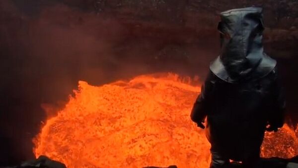 Мужчина в кратере вулкана. Кадр с YouTube.